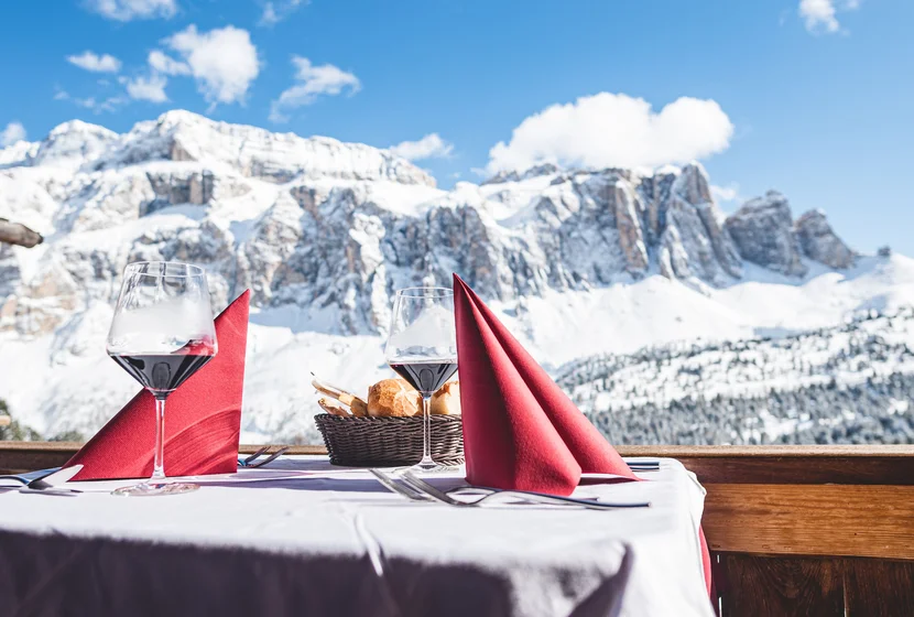 Gedeck-Tisch_Sella@DOLOMITESValgardena.jpg