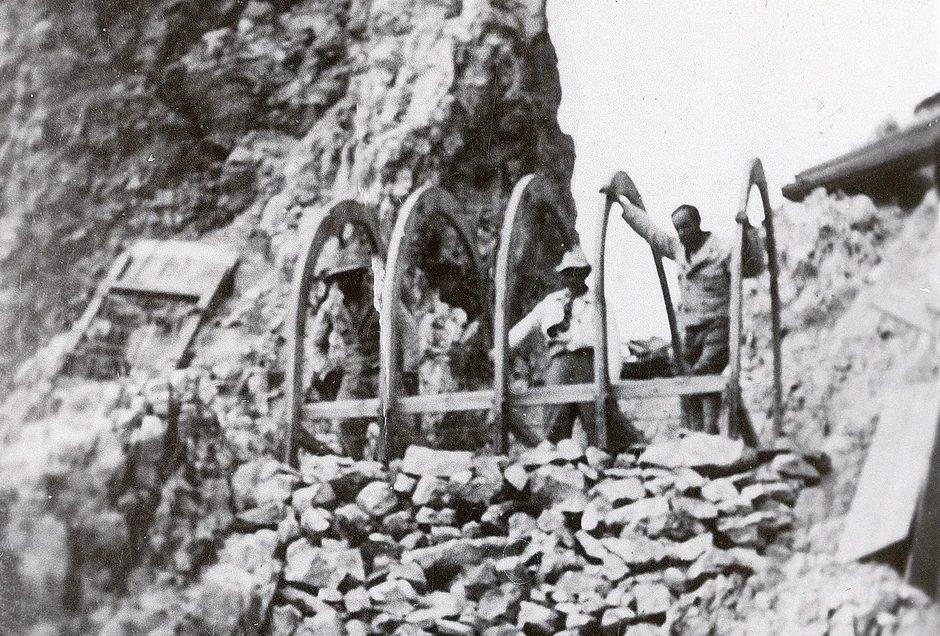 -fotos231-costruzione-bivacco-sassolungo-saslonch.jpg