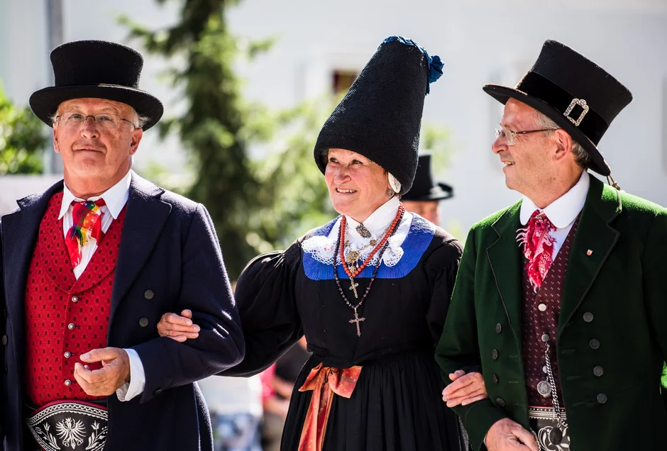 Val Gardena in costume tradizionale - video